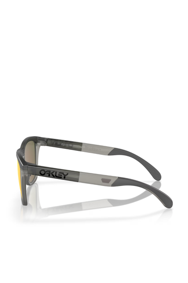Oakley Frogskins Range - F: Matte Grey Smoke / L: PRIZM Ruby